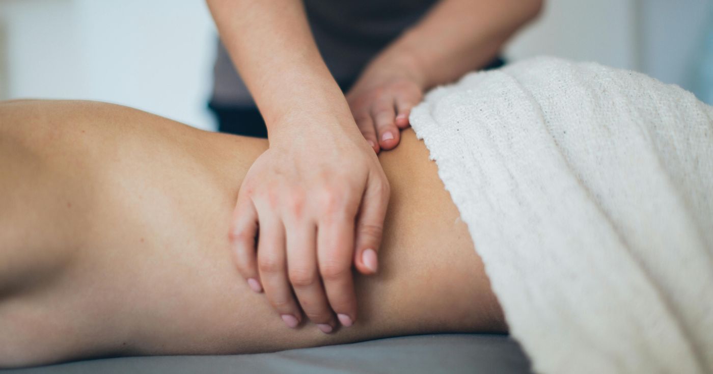 Fysiurgisk massage behandling af nakke og ryg på arbejdspladsen