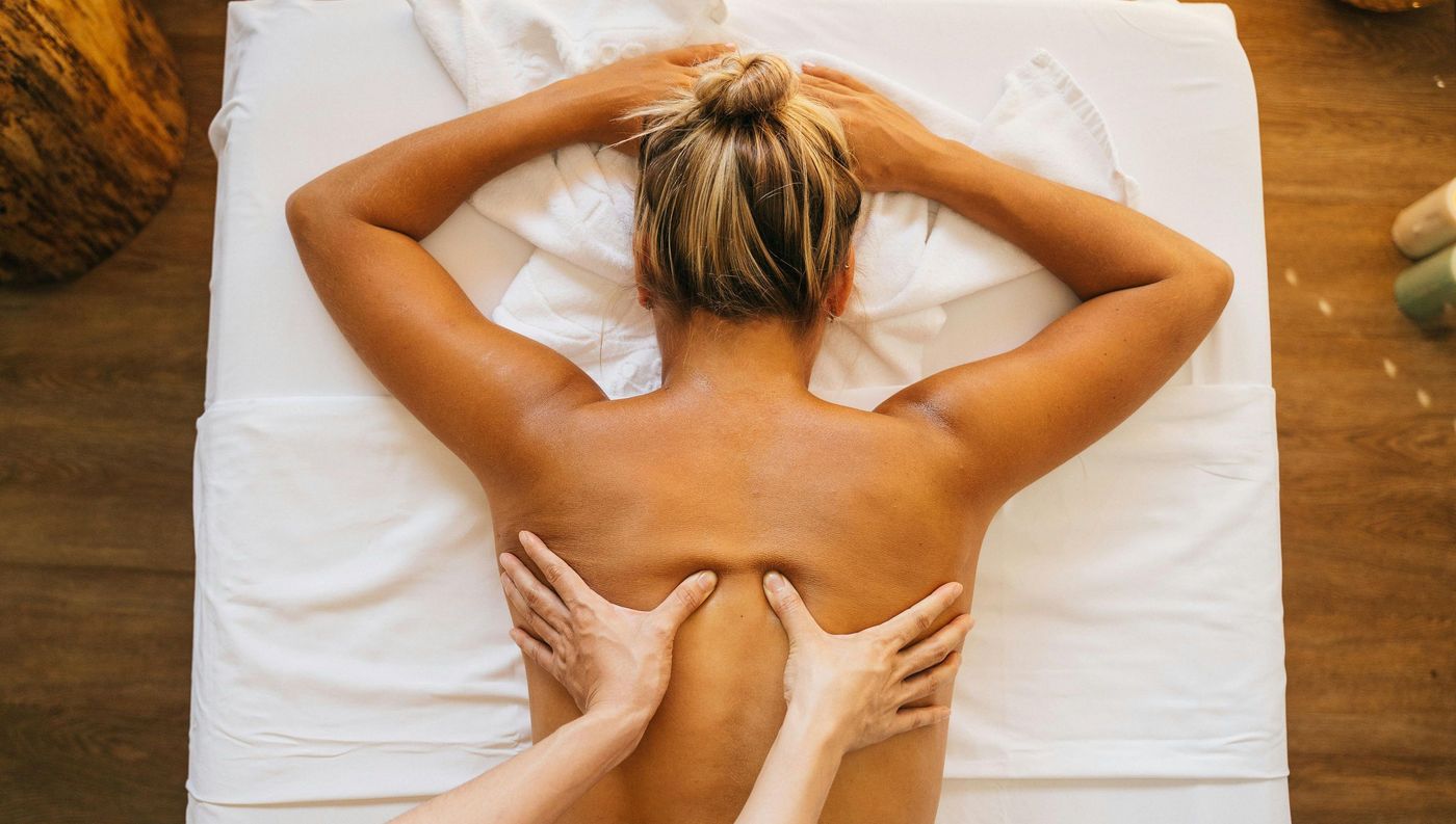 Sportsmassage der hjælper muskler med restitution efter fysisk belastning